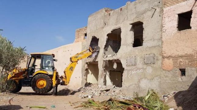 سلطات مراكش تهدم المنزل الذي شيد في مقطع بسور تاريخي