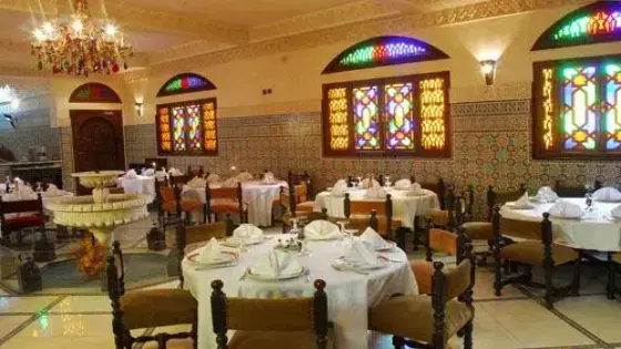 السماح للمطاعم والمقاهي بتقديم خدماتها الى غاية 11 ليلا