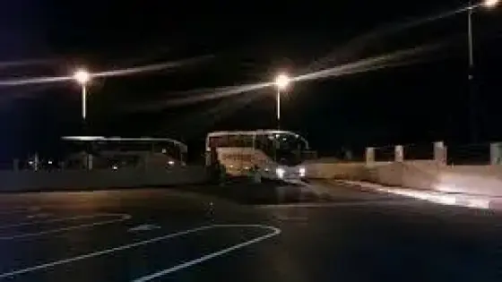 مجهولون يرشقون حافلة لنقل الركاب بالحجارة في آشتوكة