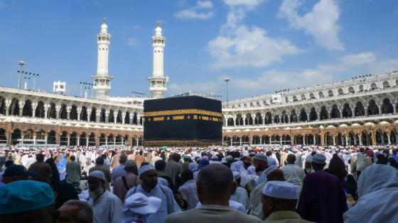 Muslim pilgrims perform the final walk around the Kaaba (Tawaf al-Wadaa) at the Grand Mosque in the Saudi holy city of Mecca on November 30, 2009. The annual Muslim hajj pilgrimage to Mecca wound up without the feared mass outbreak of swine flu, Saudi authorities said, reporting a total of five deaths and 73 proven cases. AFP PHOTO/MAHMUD HAMS (Photo by Mahmud Hams / AFP)