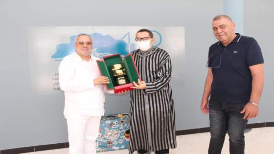 تسليم درع مهرجان السينما والهجرة لوالي جهة سوس ماسة