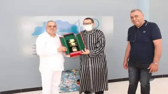 تسليم درع مهرجان السينما والهجرة لوالي جهة سوس ماسة 