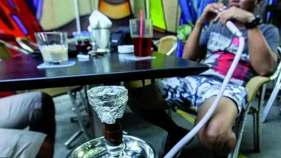 مداهمة امنية لفرقة الأماكن العامة لمقاهي الشيشا تسفر عن حجز ازيد من 130 قنينة