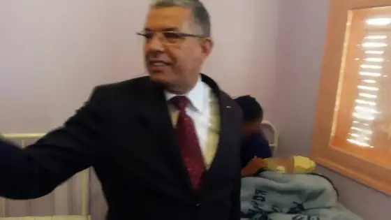 بادرة انسانية اثناء تدشينه لمستعجلات بأولاد برحيل ، عامل الإقليم يهدي مولودا جديدا “زرورة” وخروف العقيقة