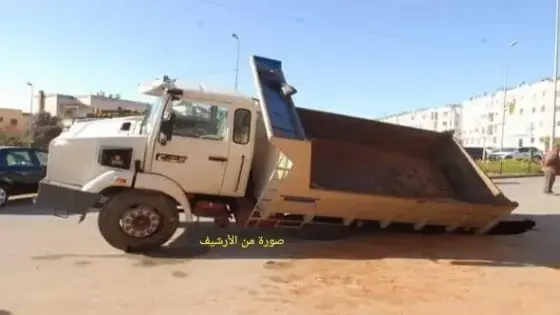 الاستعانة ” ببوكلان ” لاستخراج شاحنة هوت بإحدى الحفر في القليعة