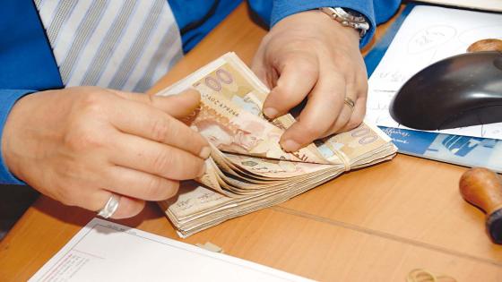 فضيحة في بنك : موظف،”مبلي” يسرق 175 مليون سنتيم من الزبناء , ويحكم عليه بثلاث سنوات سجن