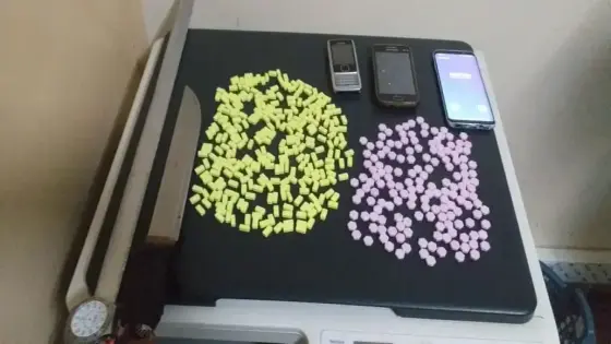 تيكيوين : بالصور ، المصالح الأمنية تحجز كمية مهمة من اقراص “الاكستازي” وتسلم المتورطين للعدالة