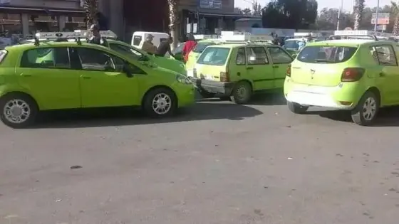 فوضى عارمة في تسعيرة النقل بأولاد تايمة أبطالها أصحاب سيارات الأجرة الصغيرة