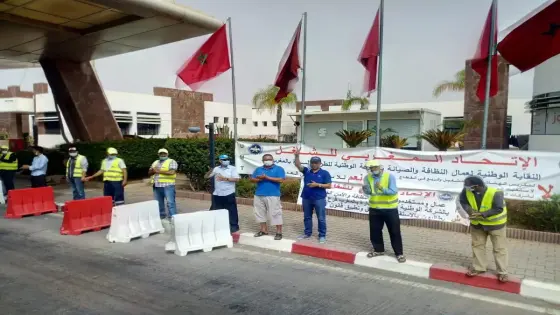 أكادير : عمال النظافة والصيانة يعتصمون امام مقر شركة الطرق السيارة في زمن كورونا