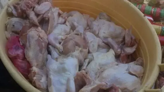 حجز كميات من الدجاح الفاسد بمطاعم الوجبات السريعة بالعيون