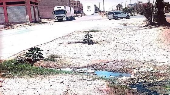 تسرب المياه العادمة يغرق سيدي بيبي في مخاطر صحية وبيئية و”العمران” خارج التغطية