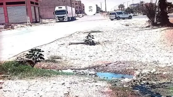 تسرب المياه العادمة يغرق سيدي بيبي في مخاطر صحية وبيئية و”العمران” خارج التغطية