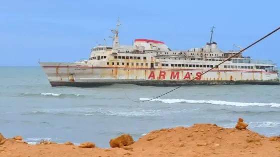 14 سيارة عالقة داخل باخرة “اراماس” الجانحة لشاطئ طرفاية منذ 12 سنة