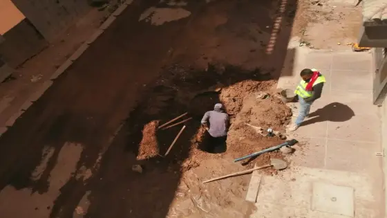 للمرة الخامسة بالقليعة .. انفجار انبوب مياه بدوار الحاج الطيب يكشف هشاشة الأشغال .