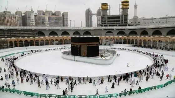 معتمرو الخارج يشرعون في أداء مناسك العمرة وفق شروط