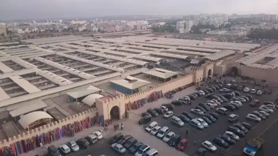 تأخر أشغال هيكلة محلات سوق الأحد بأكادير يثير قلق التجار