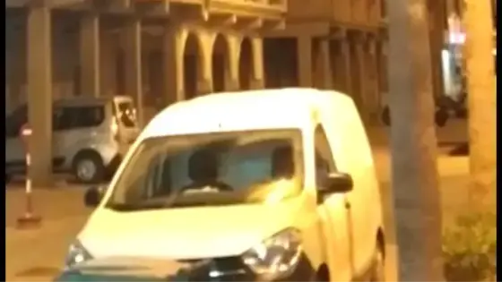 عاجل.. شخص يرشق شارع محمد الخامس بأولاد تايمة بالزجاج والأواني المنزلية