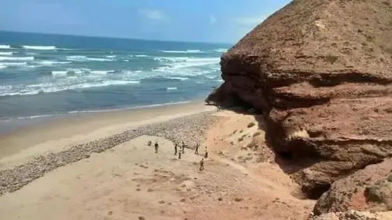 شباب متطوع يعبدون طريق نحو شاطئ ” ميركو ” بسيدي إفني