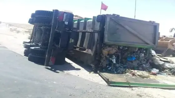 انقلاب شاحنة ” الأزبال ” أمام مركز للدرك الملكي