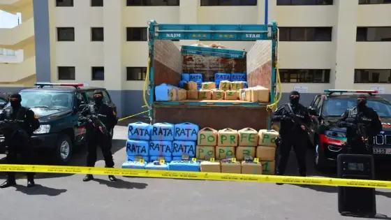 توقيف شخصين بعد حجز 3 أطنان ونصف من مخدر الشيرا على متن شاحنة لنقل البضائع بالدارالبيضاء