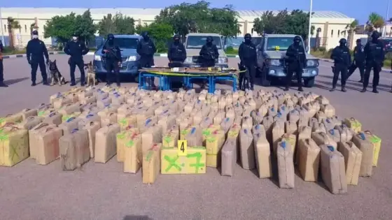 العيون: حجز خمسة أطنان و894 كيلوغراما من مخدر الشيرا، وسلاح كلاشينكوف و66 عيارا ناريا، وبندقية صيد