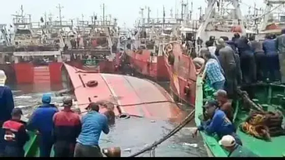 غرق مركب للصيد الساحلي بميناء مدينة أكادير