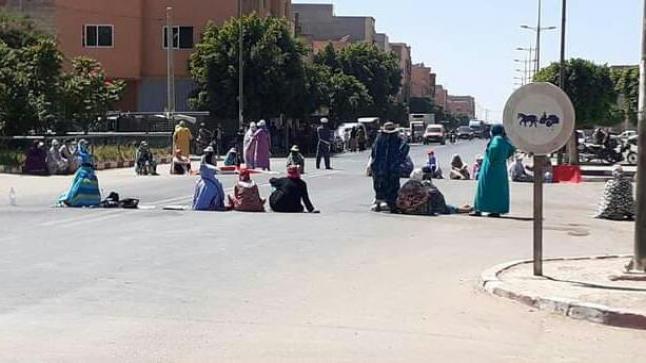 عاملات يحتجن ب ” قطع الطريق ” وسط آيت عميرة