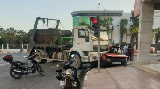 شاحنة الأزبال تعطب سائق طاكسي صغير بأكادير