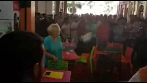 بالفيديو ، تجار سوق الاحد باكادير غاضبون من صاحب مقهى ويرددون شعار “والخونة..والخونة”