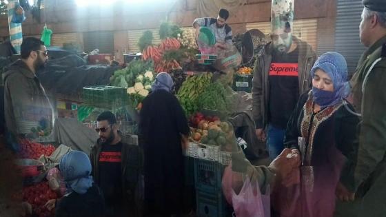 بالفيديو .. موقف إنساني مؤثر من رجال السلطة بسوق الأحد تجاه مسنة