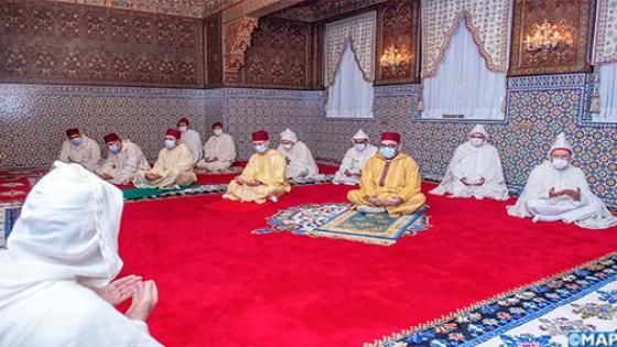 أمير المؤمنين يؤدي صلاة عيد الفطر المبارك