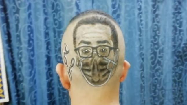 بالفيديو ،حلاق يبدع في رسم صلاح الدين الغماري على رأس زبونه.
