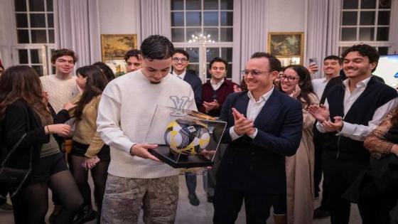 سفير المغرب بلندن يكرّم لاعب واتفورد عثمان معما خلال حفل استقبال الطلبة المغاربة