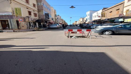 إنزكان: حفرة عميقة في الشارع منذ أكثر من خمسة أشهر… خطر يومي وصمت مريب