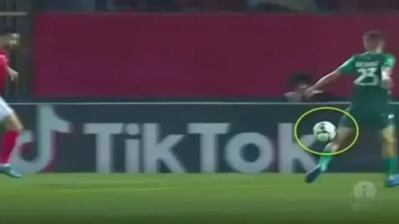 توقيف الحكم الجزائري صاحب فضيحة ال VAR في مباراة الاهلي والرجاء