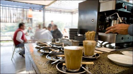 نقابة تحتج على الحكومة بخصوص تغريم عمال المقاهي والمطاعم بـ”300 درهم”