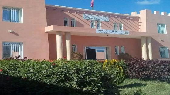 رئيس جماعة “آيت ميلك” يراسل وزارة التجهيز لحسم جدل “اتفاقية الطرق” ويؤكد على العدالة المجالية