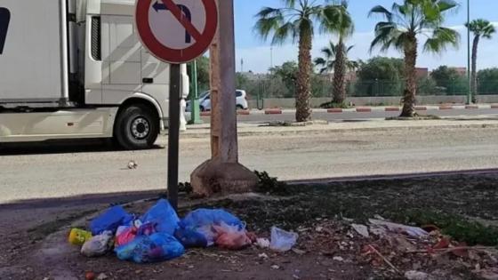 أيت ملول : شوارع وأحياء تتحول إلى مطارح للنفايات في ظل غياب حاويات الأزبال