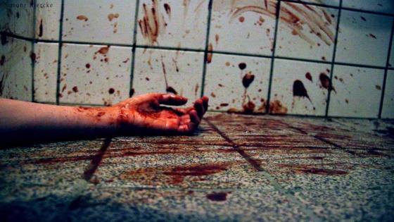 خطير.. شخص يقتحم بيتا ويقتل شابة ويعتدي على والدها وأخيها