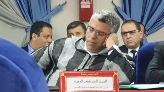 اكادير : الرميد يغط في نوم عميق خلال لقاء رئيس الحكومة بالمنتخبين