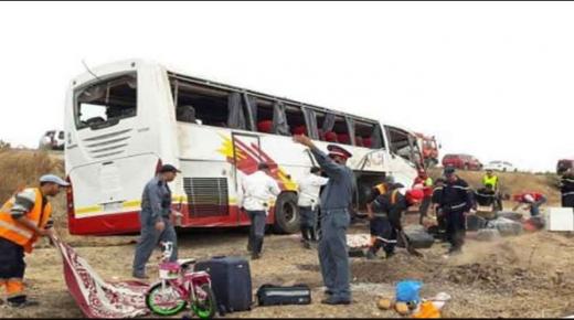 مصرع 5 اشخاص واصابة 13 اخرين في انقلاب حافلة للمسافرين