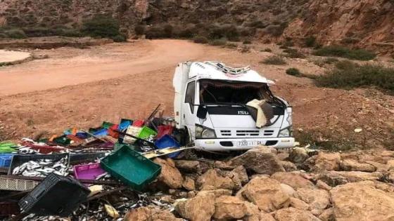 إنقلاب شاحنة محملة بالسردين بمنعرج إدبوشني بمير اللفت