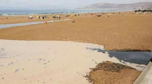 مياه ” الواد الحار ” تلوث شاطىء مدينة أكادير