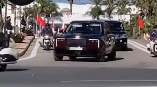 الملك محمد السادس يحل بتطوان وسط استقبال شعبي ويستعد لقضاء عيد الأضحى بالمضيق