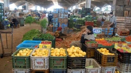 سوق إنزكان للجملة يوفر الفواكه والخضر .. والوسطاء يشعلون الأسعار