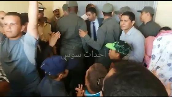 بالفيديو: ساكنة تحتج على اقصائها من حضور أشغال دورة