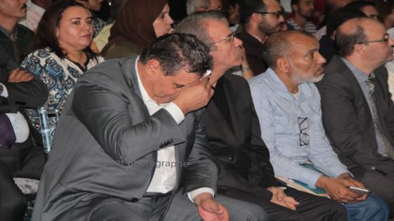أخنوش يدخل قاعة بدون مكيفات ولا إنارة في اشتوكة + فيديو