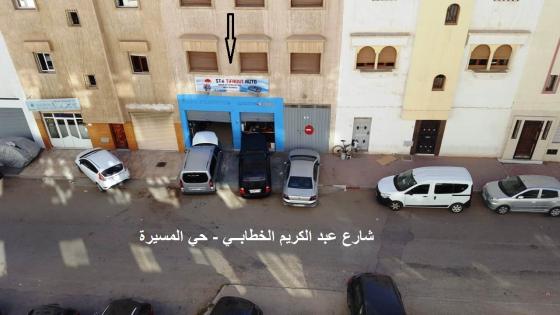 بالصور: في تحد صارخ، ورشة لإصلاح محركات السيارات تستمر في إحداث الضرر لساكنة حي المسيرة