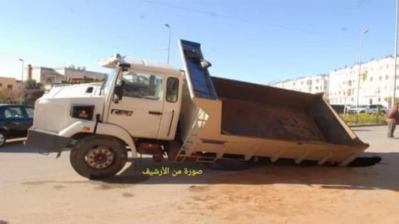الاستعانة ” ببوكلان ” لاستخراج شاحنة هوت بإحدى الحفر في القليعة