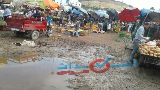 بالصور ، التساقطات المطرية تعمق مشاكل مرتفقي سوق أربعاء أورير.